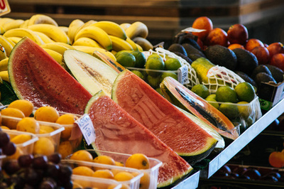 果色滿盤 白黃映襯下的繽紛水果與創意調味